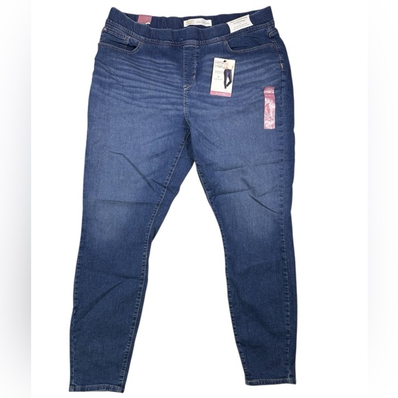 Signature Gold by Levi's Strauss Women’s Totally Shaping High Rise Pull-on Jeans - Picture 2 of 11